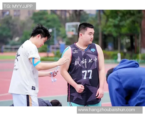 篮球场上的隐秘较量：小动作引发的八卦风波与热议